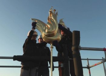 Notre Dame recupera el gallo que coronaba la aguja de la catedral