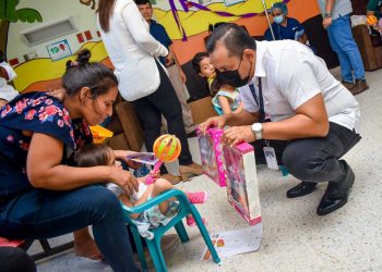 Gobierno entrega juguetes a niños en hospital de San Vicente