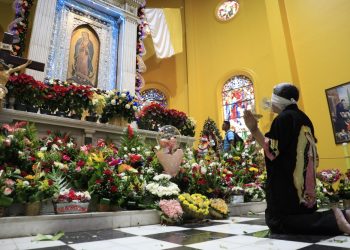 Feligreses salvadoreños visitan a la guadalupana