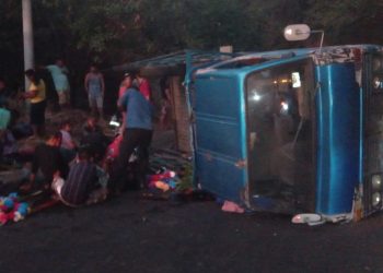 Vuelca camión con 25 personas en La Libertad