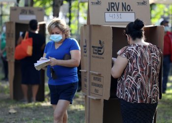 Analistas dicen que votación con DUI vencido fortalecerá la participación democrática