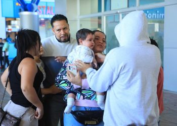 Aeropuerto de El Salvador reporta masiva llegada de pasajeros por la temporada 
