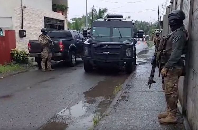Las autoridades desplegaron un operativo luego de que un hombre mató a un paciente en un hospital.
