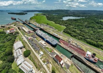 El Canal de Panamá aumentará el tránsito diario de 22 a 24 buques en enero