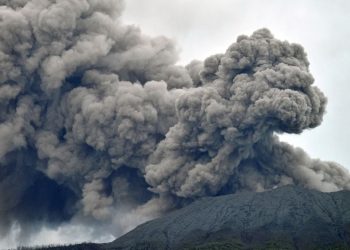 Suben a 22 los muertos por erupción volcánica en Indonesia