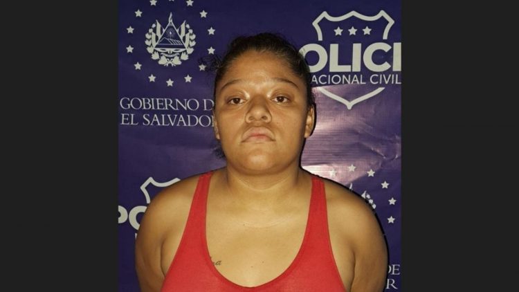 Molina Molina es acusada de asesinar a golpes a un niño de dos años en Santa Tecla. Foto PNC