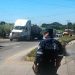 Motociclista muere tras impactar contra rastra en carretera hacia Sonsonate