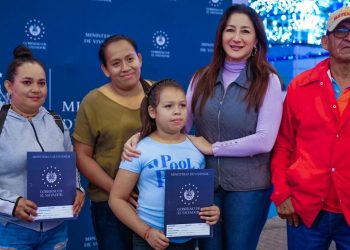 Entregan escrituras de propiedad a 65 familias de Nuevo Cuscatlán, La Libertad