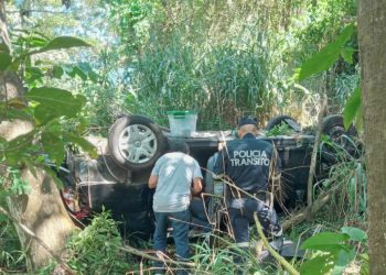 Rescatan a mujer que cayó con su vehículo en un precipicio en Antiguo Cuscatlán