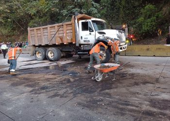 Detienen a conductor de camión que volcó en carretera Los Chorros