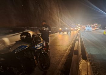 Camioneta impactó contra separadores en carretera Los Chorros