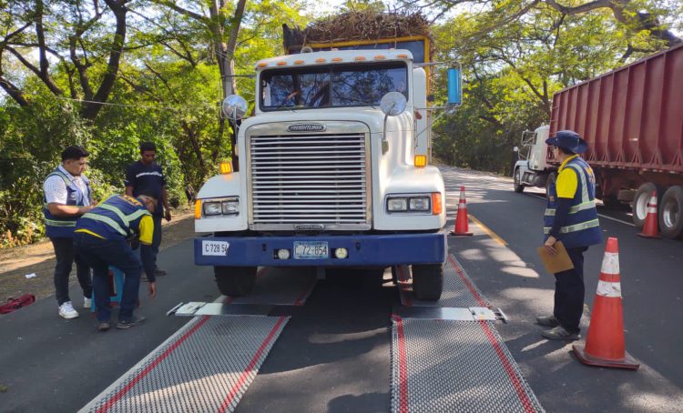 Las autoridades del VMT llevan a cabo contantes controles al transporte de carga en las principales carreteras del país.