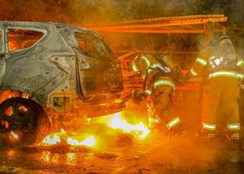 Bomberos atendió fuerte incendio vehicular en carretera hacia El Boquerón, Santa Tecla
