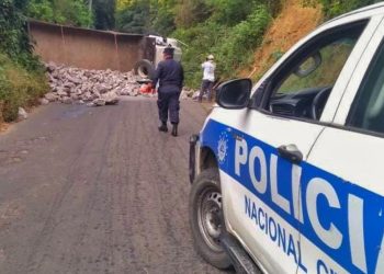 Camión con cargamento de piedras volcó en Sonsonate