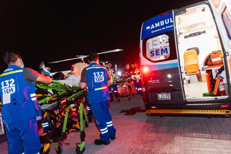 Preparación. Cada aeronave cuenta con lo necesario para dar soporte a los pacientes durante el traslado. Foto: Minsal.