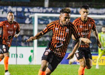 «Se hizo un buen trabajo en el Cuscatlán, hay que culminarlo acá en el Barraza»: Santos Ortiz, volante de Águila