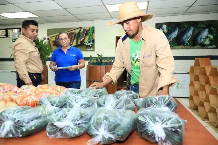 Los precios de los productos se estima que se encuentran entre el 20, 30 y 40 % menos que el mercado nacional.