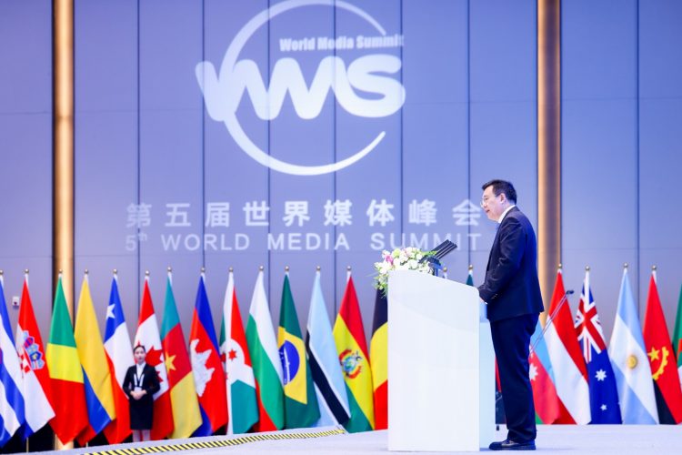 El presidente de la Agencia de Noticias Xinhua, Fu Hua, se dirige a los asistentes de la V Cumbre Mundial de Medios, que se realiza en Guangzhou, en la República Popular China. Crédito: Xinhua