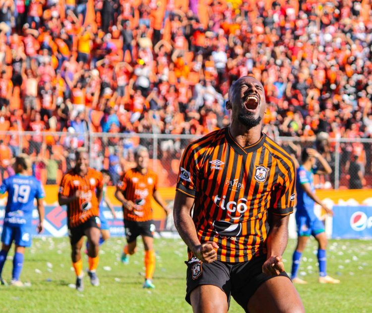 El brasileño Lucas Ventura festeja el gol que le dio el triunfo a Águila ante Metapán y el boleto a semifinales. Fotos/Cortesía Ingrid Sánchez