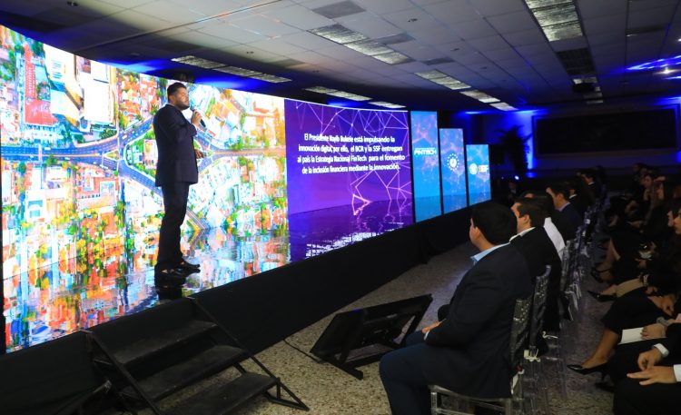 En El Salvador el 60 % de las 
fintech están vinculadas con los 
servicios o sistemas de pago, 
informó el presidente del BCR, Foto / Jrvyn Muñoz.