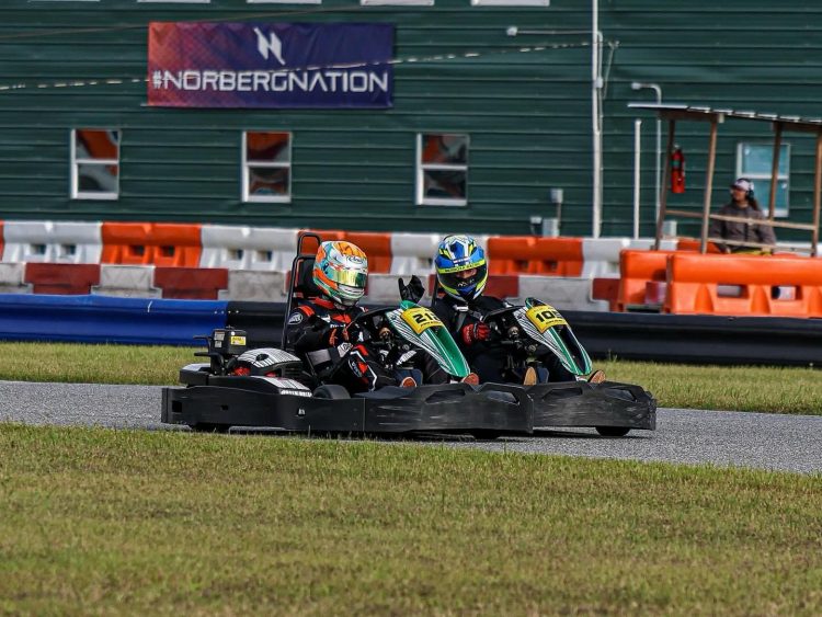 El piloto salvadoreño Alex Mendoza (casco azul), volverá a competir esta noche en la ciudad de Orlando Florida. Foto/ Cortesía