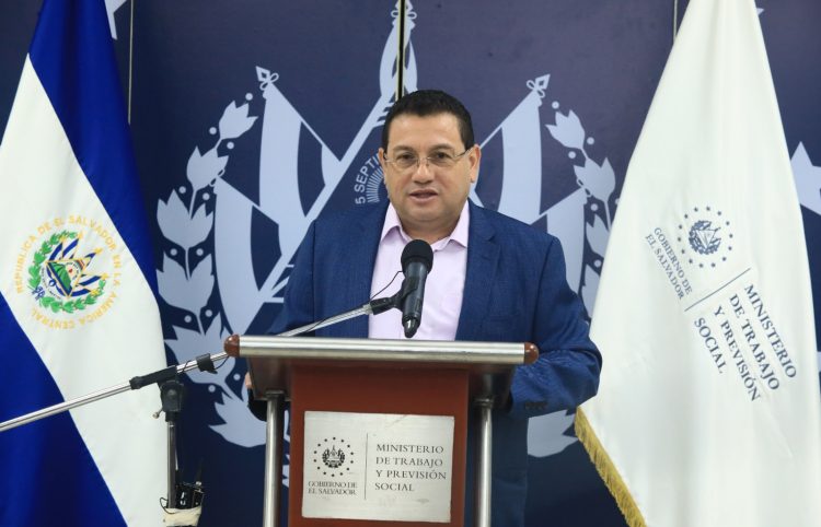 con otro país para generar más oportunidades laborales para los salvadoreños.