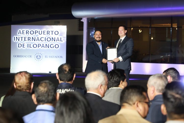 Homero Morales entregó el Permiso de Operación del aeropuerto al presidente de CEPA, Federico Anliker.