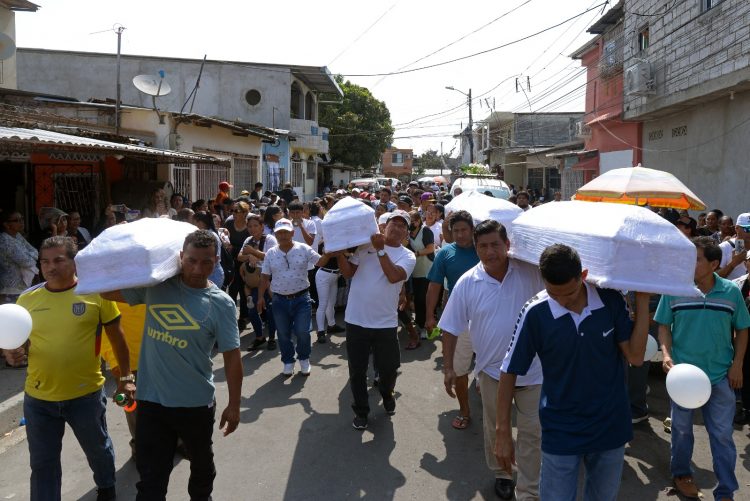 De luto. Las familias se dirigen a dar sepultura a las víctimas del narcotráfico. Foto AFP.