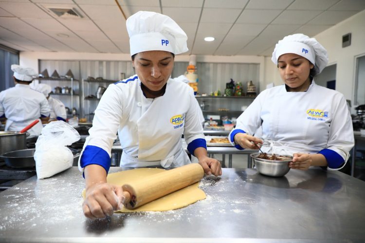El recetario contiene la instrucción para preparar banquetes navideños.  Foto / Guillermo Martínez.