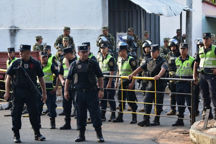 Restricción
Policías hacen
guardia afuera
de la prisión
de Tacumbú
para impedir la
entrada a los
familiares de
los reclusos.