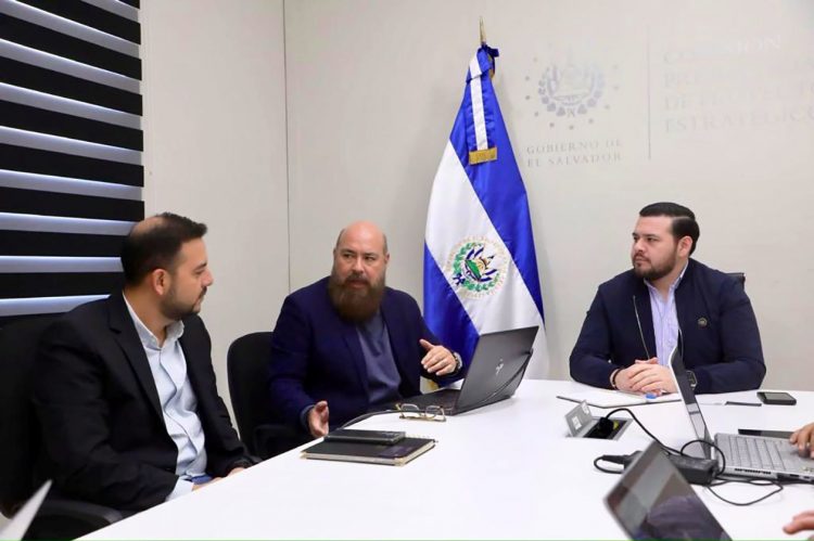 El comisionado presidencial para Proyectos Estratégicos, Cristian Flores, se reunió con Cristian López, CEO de FLEXCA, para conocer las proyecciones de la empresa.