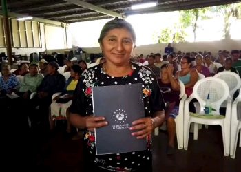 El ISTA entrega 185 escrituras de propiedad a familias de Usulután