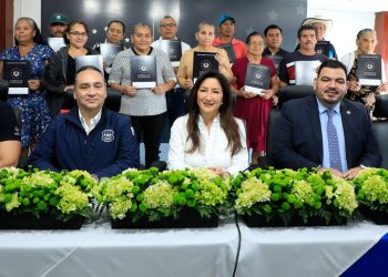 Entregan 16 escrituras de propiedad a familias de San Vicente