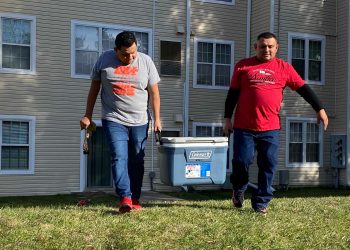 Pareja de salvadoreños sale adelante con la venta de tamales de elote