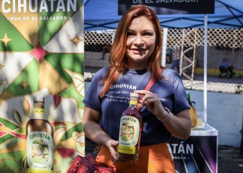 Ron con sabor a piña salvadoreña llega a mercados internacionales