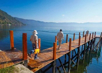 Medio Ambiente y Recursos Naturales monitorea cambios en el agua del lago de Coatepeque, Santa Ana