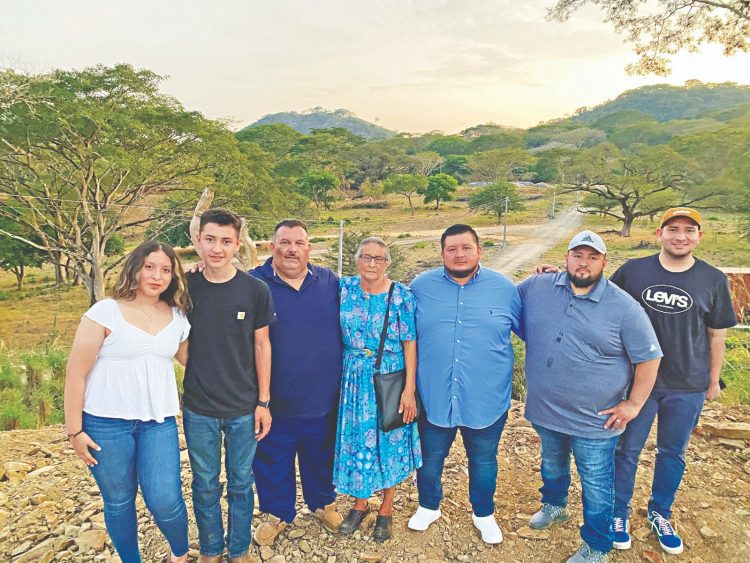 Inicios. Al llegar a Norteamérica, Óscar trabajó en un restaurante de comida china, luego vendió verduras, hasta que incursionó en el rubro de la plomería.