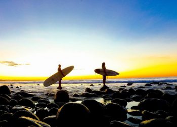 La ola que mueve el turismo costero de El Salvador