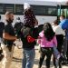 Nueva York intenta limitar llegada de autobuses con inmigrantes desde Texas