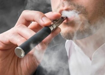 España implementará estrategia para reducir espacios para fumadores y limitar el uso de vapeadores