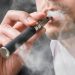España implementará estrategia para reducir espacios para fumadores y limitar el uso de vapeadores