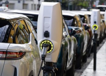 Francia lanza un sistema de alquiler de autos eléctricos a 100 euros mensuales