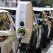 Francia lanza un sistema de alquiler de autos eléctricos a 100 euros mensuales
