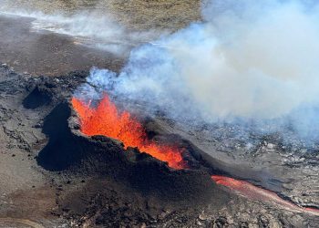 Erupción volcánica baja en intensidad en Islandia, donde la población recupera vida normal
