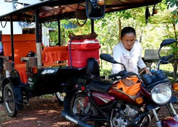Las conductoras de «tuk tuk» en Camboya desafían los prejuicios