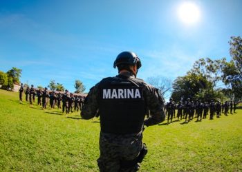 Entregan uniformes y un canino a miembros de la Marina Nacional