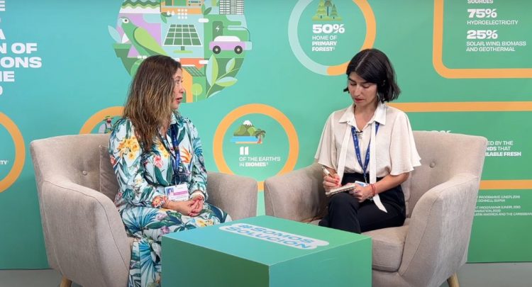 Carolina Useche, de WRI Colombia, participa en el pabellón del CAF en la COP28, Dubái, Emiratos Árabes Unidos.