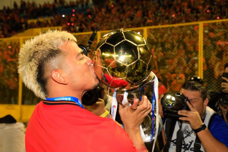 Marcelo Díaz besando la corona 17 de Águila. Foto Edison González
