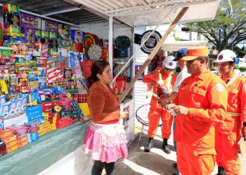 Protección Civil verifica puestos de venta de productos pirotécnicos en redondel Masferrer, San Salvador