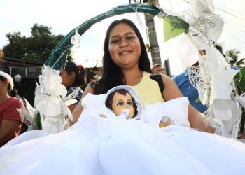 Devoción en la procesión de los santos niños inocentes en El Salvador